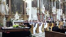 Ve frýdecko-místeckém kostele svatého Jana a Pavla se věřící naposledy rozloučili s řeckokatolickým knězem Vladimírem Poláčkem, který zemřel v sobotu 2. května 2009.