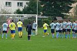 Fotbalisté Dobré (v modrých dresech) své těsné vedení nakonec neudrželi. Soupeř totiž srovnal v poslední minutě na 1:1.