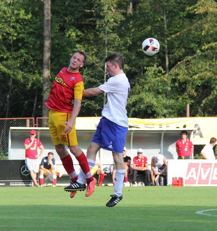 Díky hlavičce Lukáše Myšinského dokázali divizní fotbalisté Frýdlantu (červeno-žluté dresy) zvítězit nad Pustou Polomí těsně 1:0. 