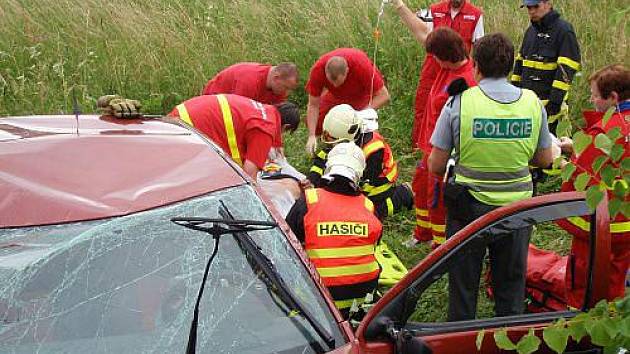 Dvě jednotky hasičů zasahovaly v úterý odpoledne v Hnojníku u nehody osobního automobilu Škoda Fabia.