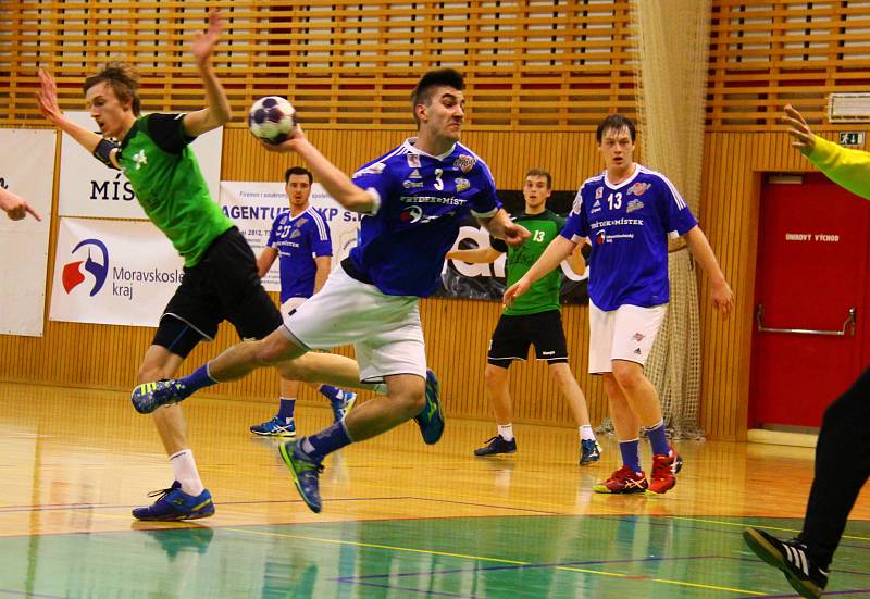 V derby se z výhry radovali házenkáři Frýdku-Místku (v modrém). Ti Karvinou porazili rozdílem šesti branek.