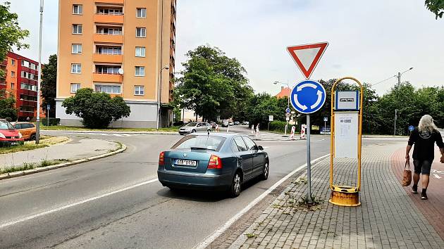 V pondělí začíná rekonstrukce ulice Polská v Karviné-Ráji. Vyžádá si to několik dopravních omezení a uzavírek. Na snímku křižovatka ulic Ciolkovského, Polská a Božkova, kde se bude stavět nový kruhový objezd.