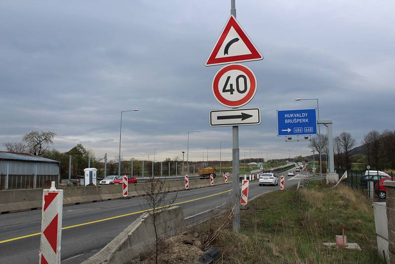 Stavbaři dokončují křižovatku na dálnici D48 v Rychalticích.