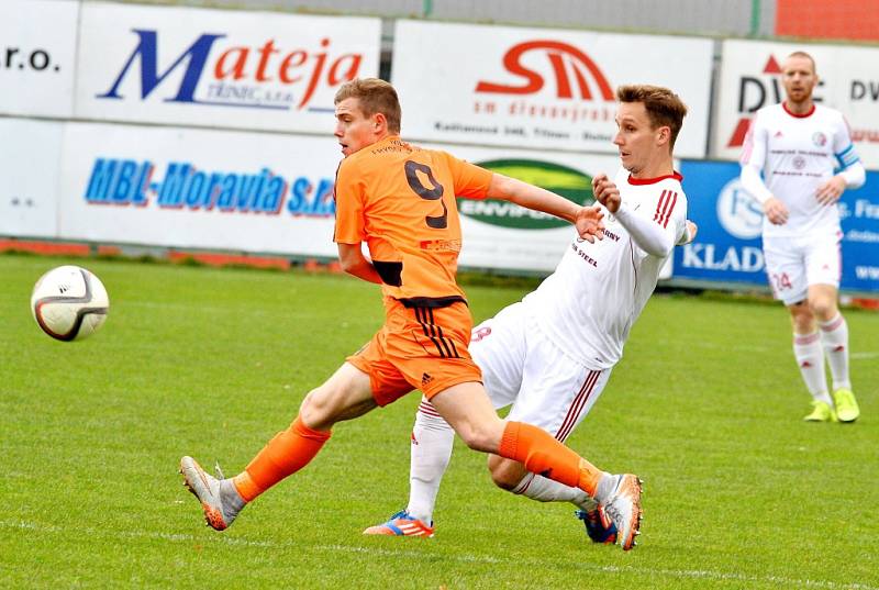 V derby se nakonec body dělily. Třinec v domácím prostředí hrál s Valcíři 1:1. 