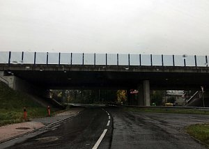 Od posledního říjnového pondělí až někdy do jara budou doplňovat na dálnici D48 v katastru Chlebovic západně od Frýdku-Místku protihlukové bariéry.