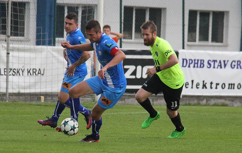 Fotbalisté Frýdku-Místku (v modrém) remizovali v domácím prostředí s Vítkovicemi 2:2.