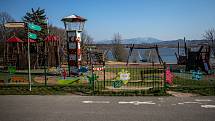 Uzavřené dětské hřiště u přehrady Olešná kvůli ochraně před šířením nového koronaviru, 24. března 2020 ve Frýdku-Místku.