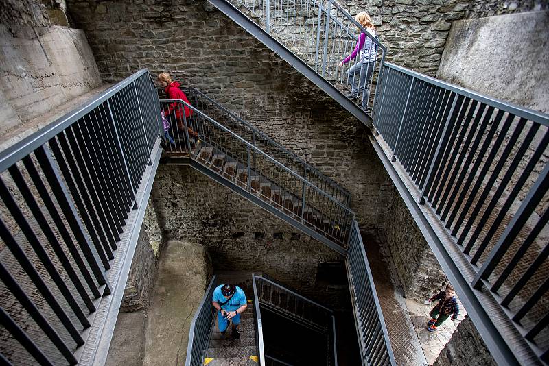 Pěkné počasí přilákalo do obory a na hrad Hukvaldy mnoho návštěvníků. Samotný hrad a jeho okolí využili i filmaři, kteří zde natáčeli historický film, 15. května 2021 Hukvaldy.