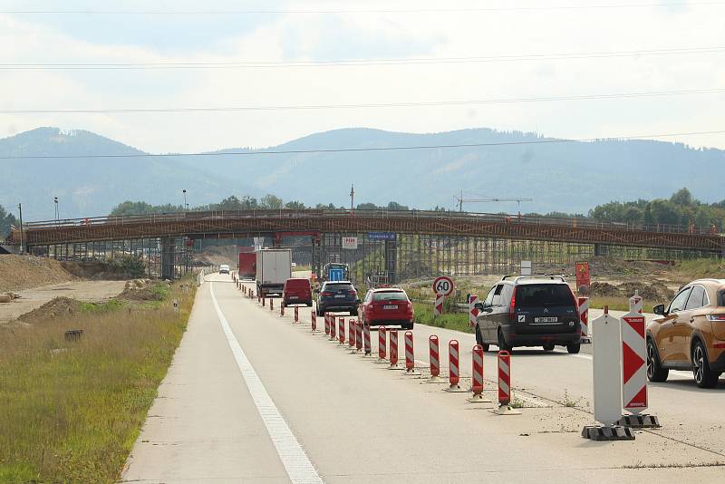 Stavba připojovací mimoúrovňové dálniční křižovatky u Třanovic je v plním proudu. Po dokončení v příštím roce tak bude čtyřproudovou komunikací propojen tah od Bystřice až k dálnici mezi Frýdkem-Místkem a Českým Těšínem.