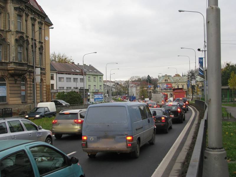 Na hlavním tahu v Místku se 8. listopadu tvořily dlouhé kolony. Důvodem byla nehoda. Podobný obrázek se dá očekávat i napřesrok v souvislosti s opravou estakády.