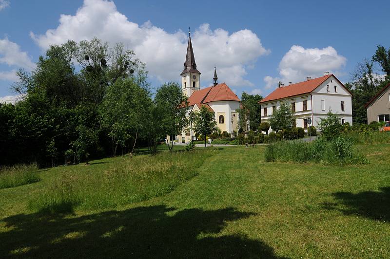 Kostel sv. Jakuba Staršího a budova fary.