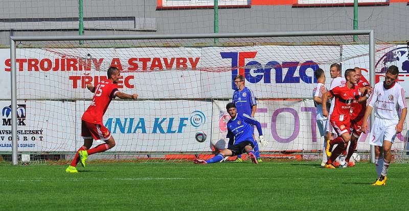 Třinečtí fotbalisté (v červeném) znovu před domácími fanoušky zaváhali, když tentokráte nestačili na exligovou Sigmu Olomouc 1:2. 