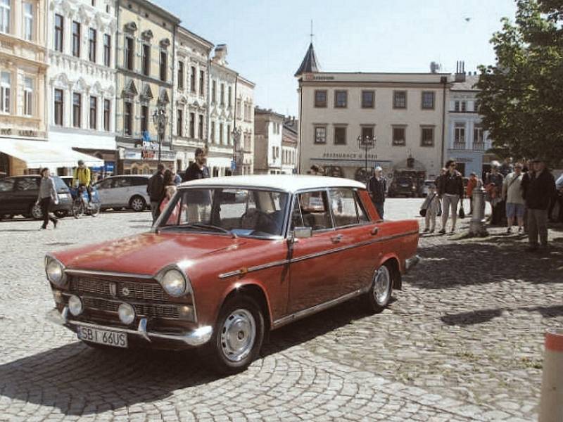 Také Zámecké náměstí ve Frýdku bude místem, kde dorazí historické vozy. 