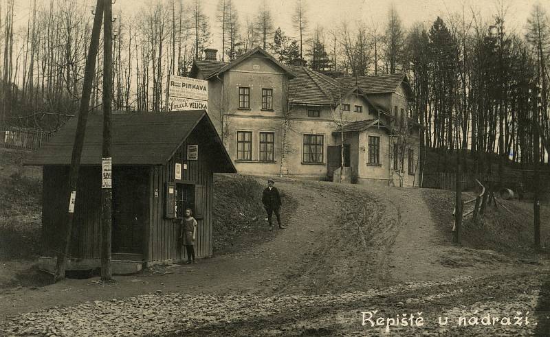 Jedním z četných hostinců v Řepištích byl Balkán (č. p. 80) nedaleko nádraží. Název získal podle První balkánské války, která probíhala v době jeho výstavby (v roce 1912). Od poloviny 20. let patřil Josefu Juchelkovi z Paskova.