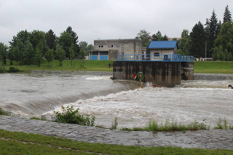 Muž s dětmi vyrazil na raftu na řeku Morávku. Skončilo to neštěstím. Foto: Deník/Tereza Liczmanová