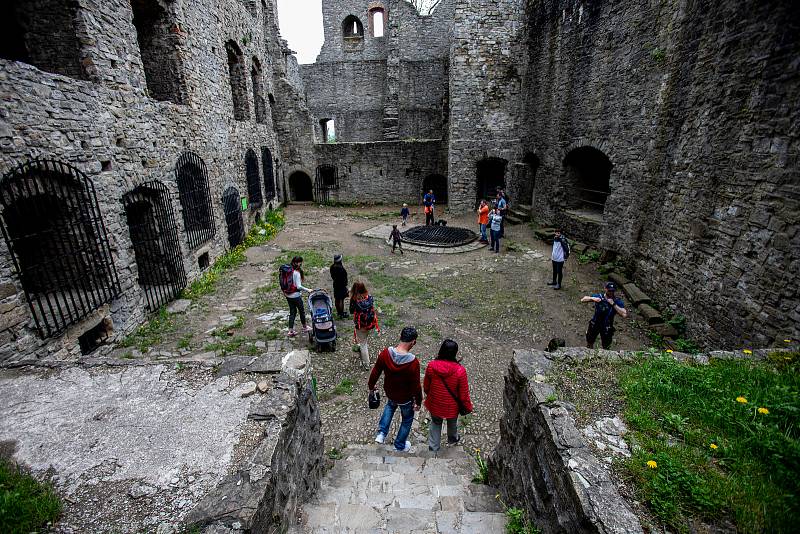 Pěkné počasí přilákalo do obory a na hrad Hukvaldy mnoho návštěvníků. Samotný hrad a jeho okolí využili i filmaři, kteří zde natáčeli historický film, 15. května 2021 Hukvaldy.