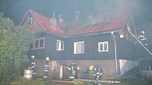 Pět jednotek hasičů zasahovalo u požáru střechy a podkroví v Malenovicích.