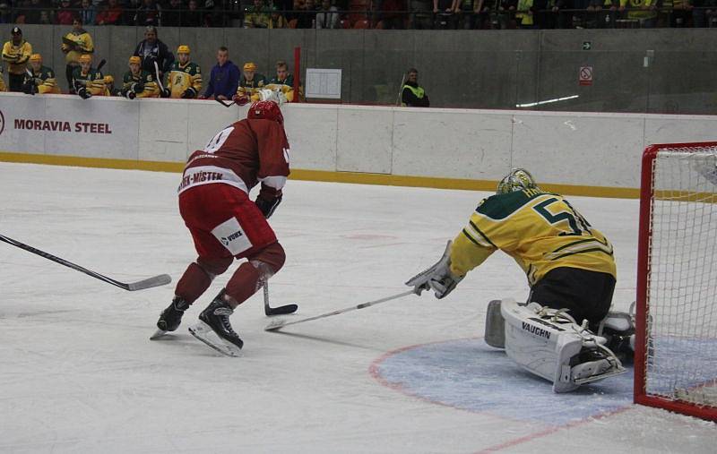 Hokejisté Frýdku-Místku (v červených dresech) si nadále drží neporazitelnost, když v 5. kole na svém ledě porazili favorizovaný Vsetín 3:0.