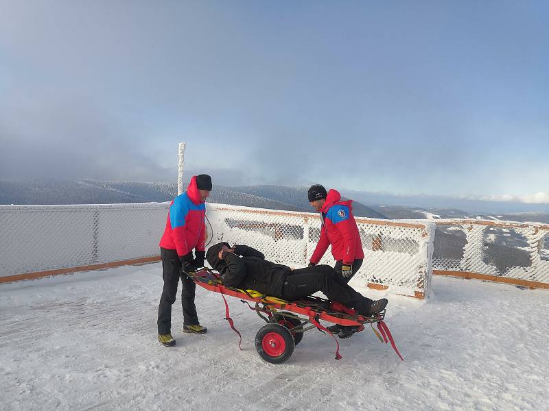 Členové beskydské horské služby v přípravách na zimní turistickou sezonu.