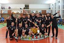 Volejbalisté Beskyd se radují po druhém vítězství nad dobřichovickými hráči.
