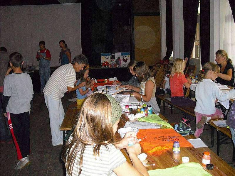 V rámci Prázdnin ve městě děti ve Frýdku-Místku malovaly v Sokolíku.