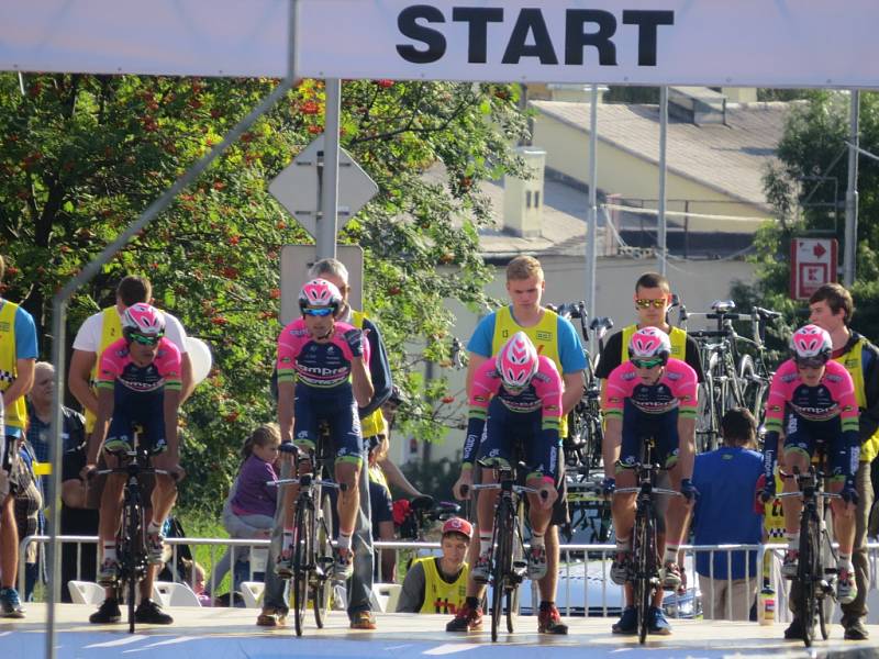 Ve Frýdku-Místku ve čtvrtek v podvečer odstartovala a finišovala týmová cyklistická časovka. 