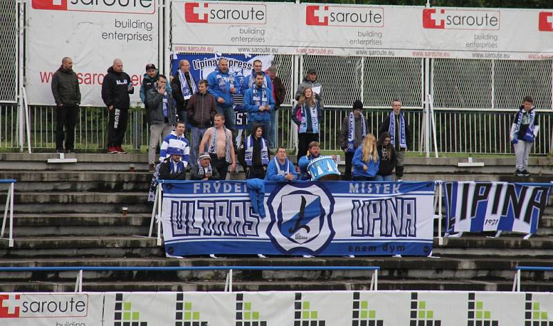 Druholigové derby mezi fotbalisty Frýdku-Místku (v bílém) a Třince skončilo nerozhodně 1:1. 