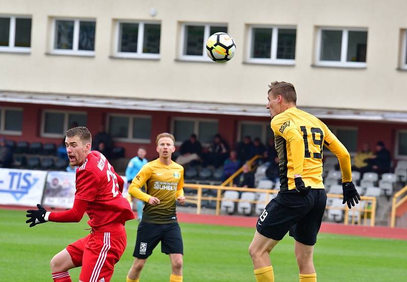 Třinečtí fotbalisté (v červeném) prohráli v Sokolově, aniž by dali gól.