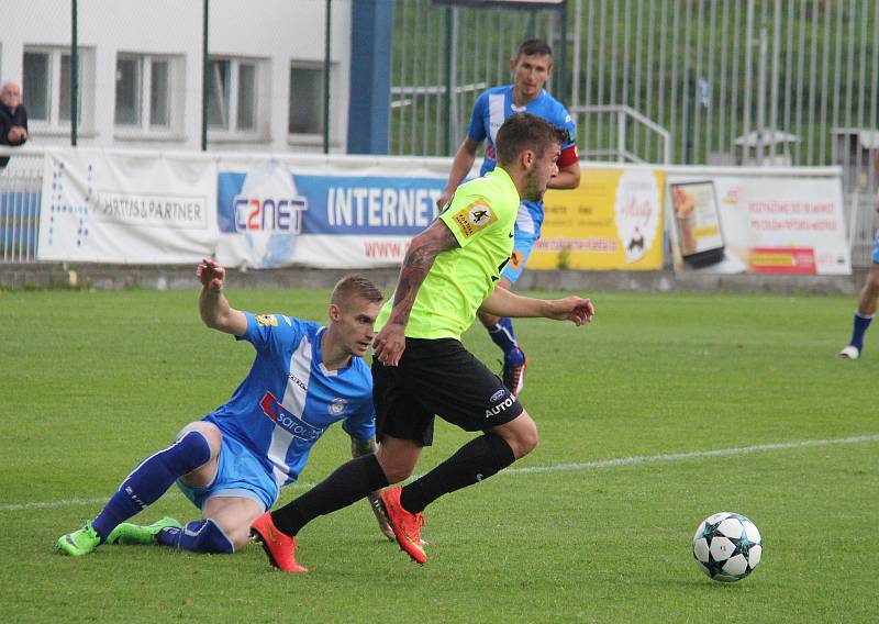 Fotbalisté Frýdku-Místku (v modrém) remizovali v domácím prostředí s Vítkovicemi 2:2.