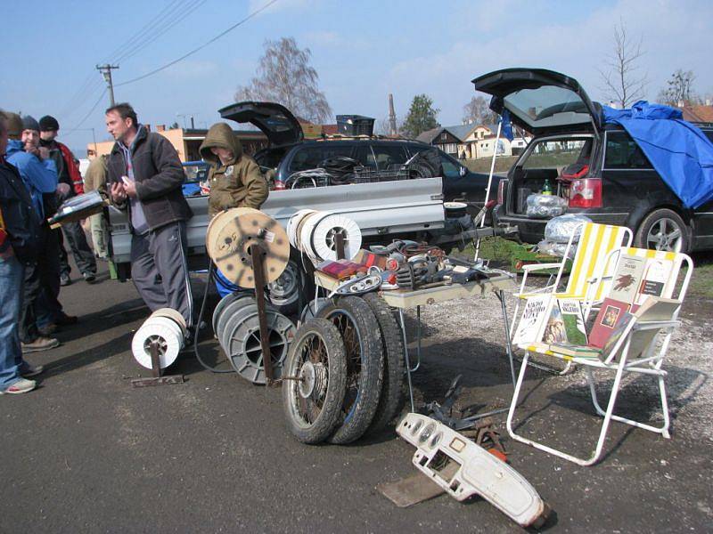 Několik set lidí využilo slunečného počasí a v sobotu 7. dubna navštívilo auto-moto burzu historických vozidel, která se konala na parkovišti pod přehradou v Bašce.