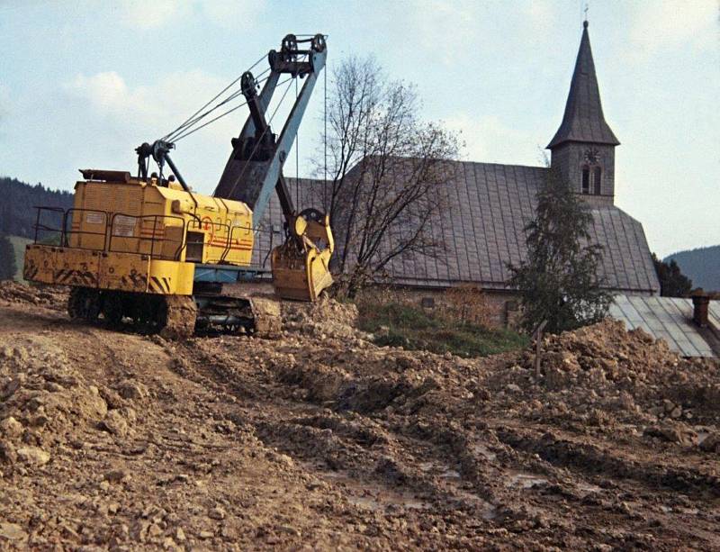 Stavba silnice na Jamník a Gruň nad kostelem.