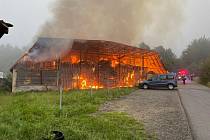 Deset hasičských jednotek se v neděli 18. července 2021 ráno zapojilo do likvidace požáru seníku v Čeladné na Frýdecko-Místecku.