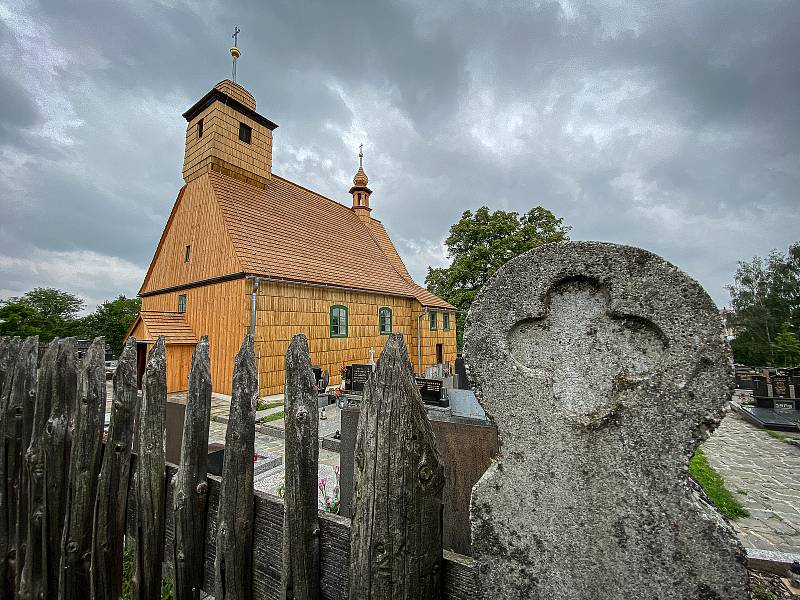 Opravený dřevěný kostel sv. Michaela Archanděla v Řepištích, červen 2020.