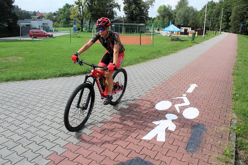 Červený pruh pro cyklisty, šedý pro pěší. To už na cyklostezce neplatí. Město kvůli zvýšení bezpečnosti změnilo režim na místních cyklostezkách. Chodci, cyklisté i třeba koloběžkáři či in-line bruslaři od nynějška mají každý svou polovinu podle směru tras