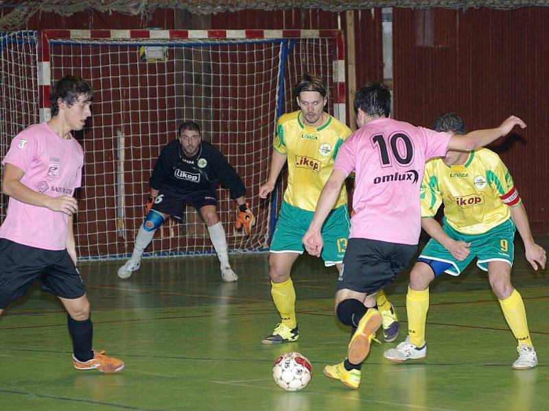 Futsalisté Likopu Třinec (ve žlutém) zvítězili v domácím střetnutí nad Jistebníkem B 3:0.