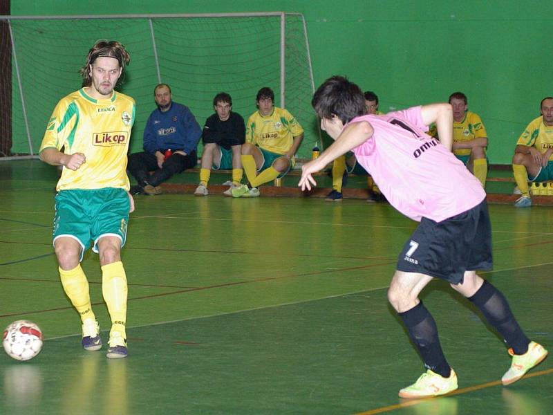 Futsalisté Likopu Třinec (ve žlutém) zvítězili v domácím střetnutí nad Jistebníkem B 3:0.