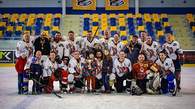 HC BRUŠPERK. Horní řada: Strakoš, Pastorek, Zíka, Halamíček, Kubina, Býček, Orlík, Tichý, Hamala, Droždiák, Kolář. Dolní řada: Genzer, Radim Vojtíšek, Petr Vojtíšek, Hovjacký, Bala, Grüner, Bonk.