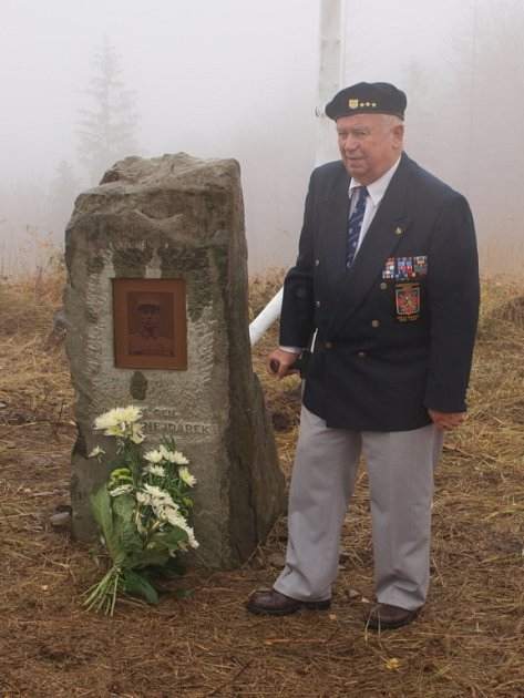 U obelisku stojí plukovník ve výslužbě Adolf Kaleta z Hrádku, válečný veterán a účastník bojů u Dunkerque. 