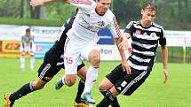 Druholigové fotbalisté Třince (v bílém) letošní vstup do FNL nezvládli, když na domácím trávníku prohráli s Českými Budějovicemi 0:2. 