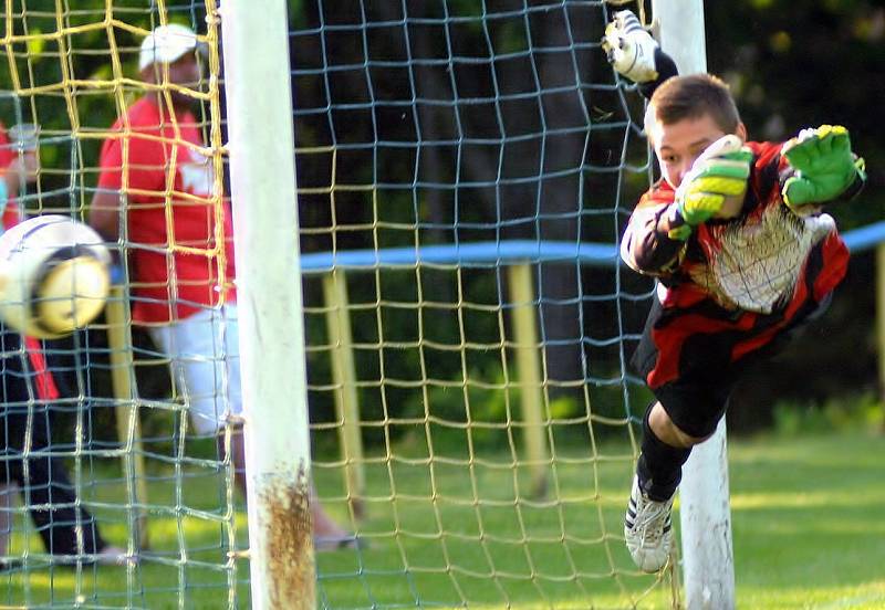 V důležitém derby zápase nakonec uspěli fotbalisté Hukvald, kteří na trávníku v Tiché vyhráli 4:3. 