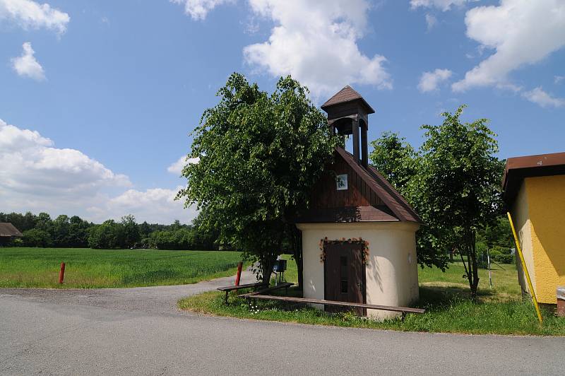 Kaplička v Horních Domaslavicích.