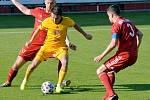 Třinečtí fotbalisté (v červeném) ve svém předposledním utkání sezony podlehli po boji pražské Dukle 1:2.