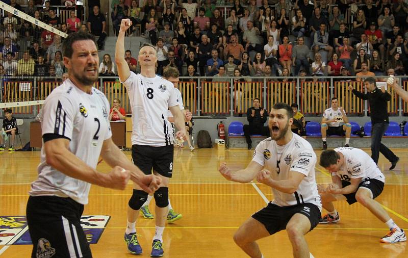 Barážová série mezi Black Volley Beskydy a Aerem Odolena Voda pokračuje v sobotu rozhodujícím zápasem na palubovce soupeře.