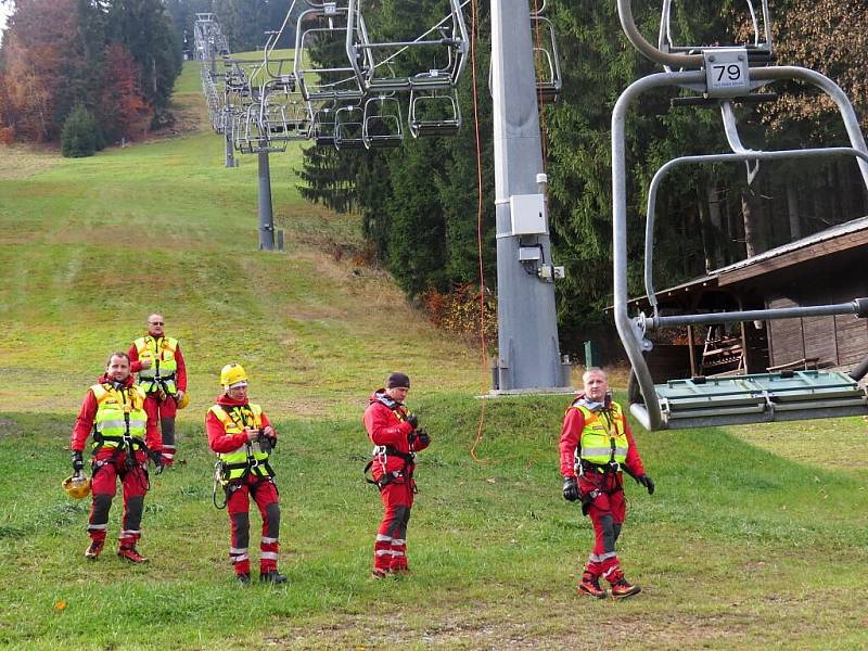 Cvičení záchranářů v beskydském Ski areálu Gruň ve Starých Hamrech. 