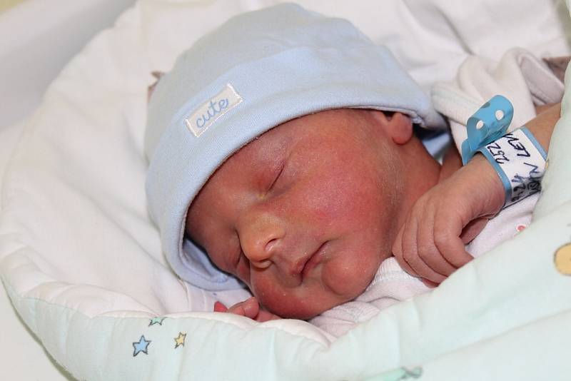 Dušan Levay, Frýdek-Místek, nar. 21. 2., 46 cm, 2,52 kg. Nemocnice ve Frýdku-Místku. 