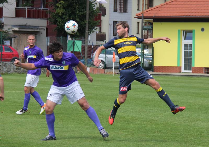 Favorizovaný Frýdlant (žluto-modré dresy) si v generálce poradil s Čeladnou 3:0.