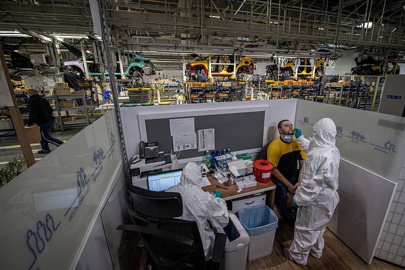 Zdravotnící testují na koronavirus zaměstnance automobilky Hyundai, 15. března 2021 v Nošovicích.