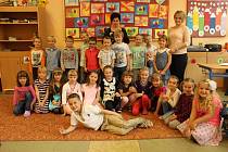 Snímky zachycují prvňáčky z české základní školy v Mostech u Jablunkova. Třídní učitelkou prvního ročníku je Monika Klusová, asistentkou Tereza Niedobová.