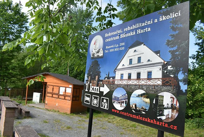 Na Slezské Hartě začala pravidelná lodní doprava mezi Razovou a Roudnem. Starosta Razové Ivan Fehérvári se ujal role převozníka.