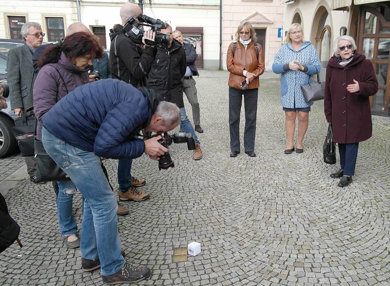 Odhalení prvních Kamenů zmizelých na počest obětí šoa na náměstích ve Frýdku i Místku, 20.9.2022.